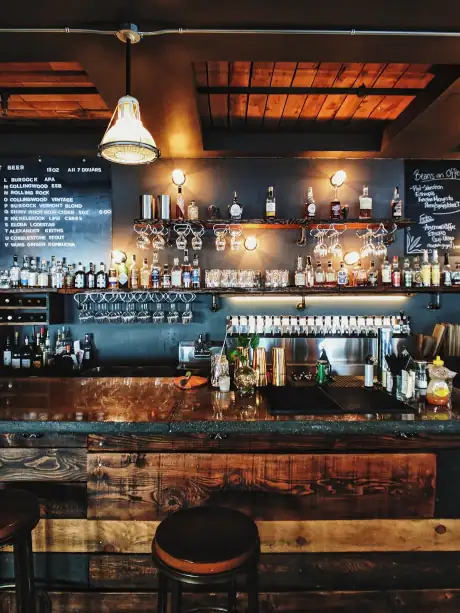 Tresen einer Bar mit Zapfhähnen und Flaschenregal