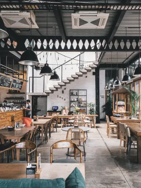 Gastraum eines Bistros mit Holztischen