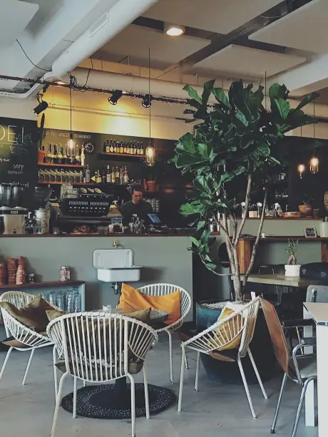 Tresen und Sitzplätze in einem Café