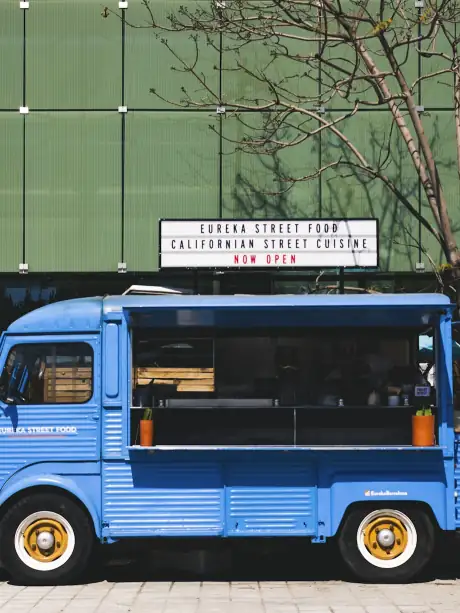 Foodtruck mit geöffneter Verkaufsklappe