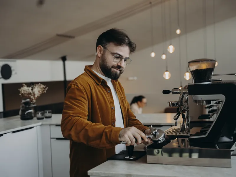 Marlon Marquart an der Siebträgermaschine, Blick über den Tresen