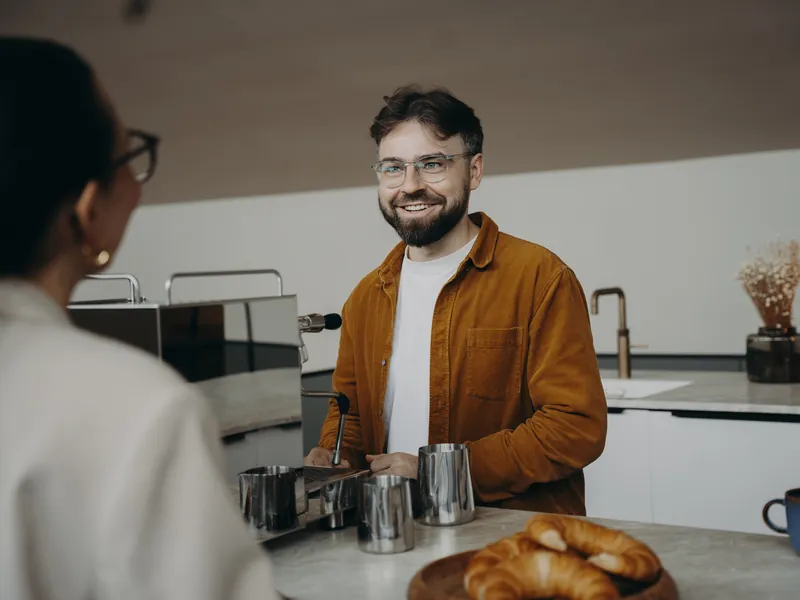 Marlon Marquart im Gespräch am Tresen