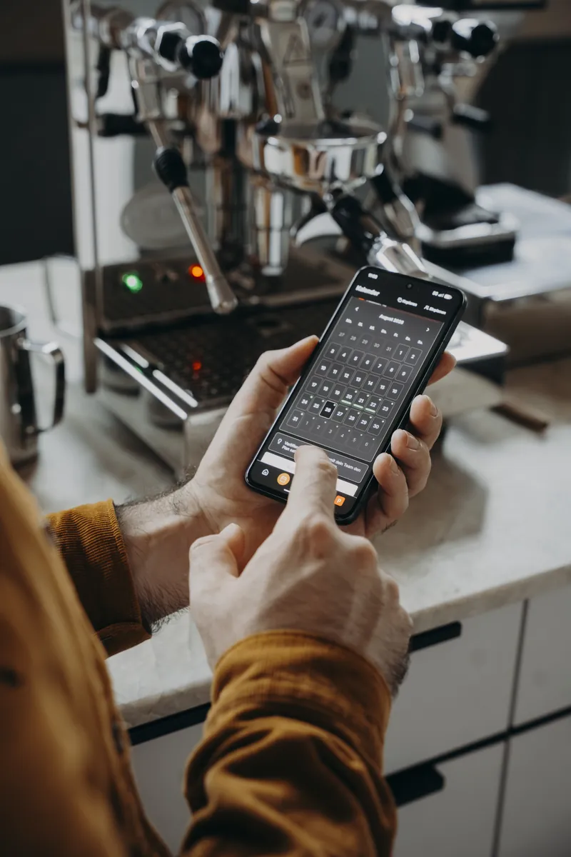 Der Dienstplan in der Gastro Cockpit App: die Monatsansicht am Handy.