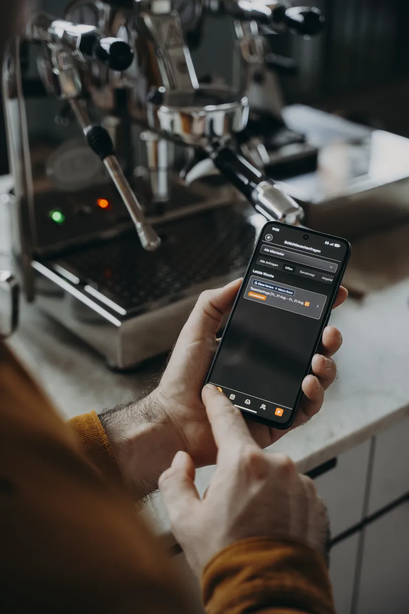 Schichttausch in der Gastro Cockpit App: Anfragen aus dem Team, offen oder genehmigt.