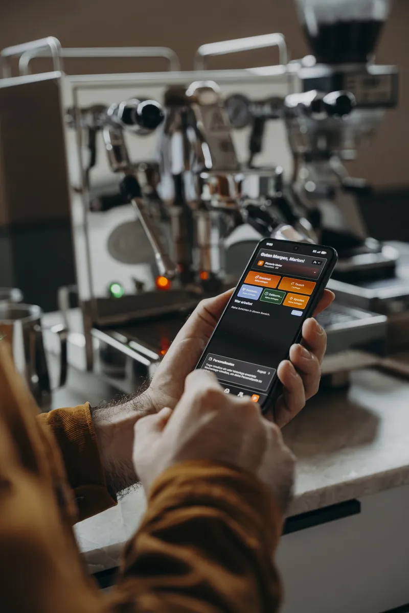 Die Übersicht der Gastro Cockpit App: Anfragen aus dem Team und die Personalkosten des Monats.