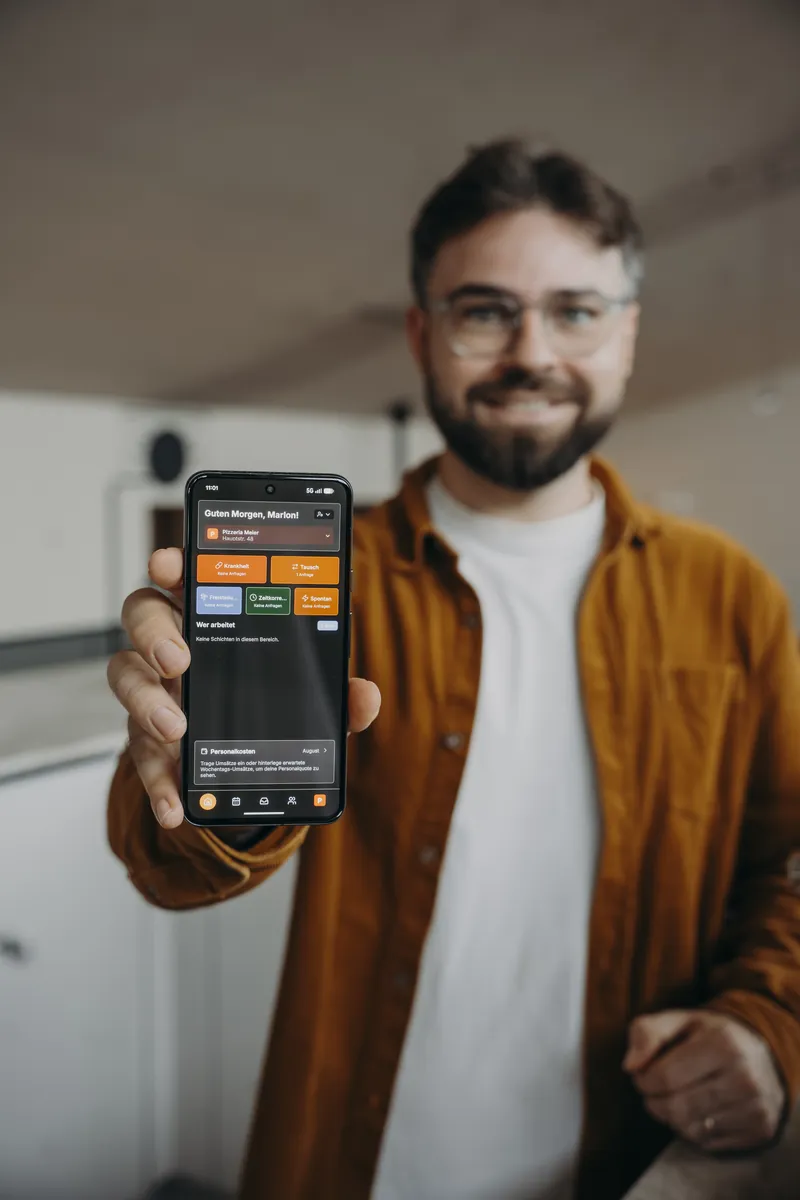 Marlon Marquart mit der Übersicht der Gastro Cockpit App: Krankmeldungen, Schichttausch und Zeitkorrekturen des Teams auf einen Blick.