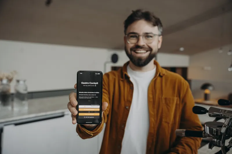 Marlon Marquart zeigt die Gastro Cockpit App: Dienstplan, Zeiterfassung und Lohnexport laufen komplett am Handy.